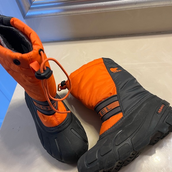 Kids Sorel snow boots in orange and grey. Size 2 - Picture 9 of 11